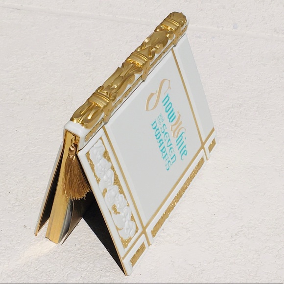 ✨ New Disney Parks Snow White and the Seven Dwarfs Storybook Journal ✨ - Picture 4 of 16